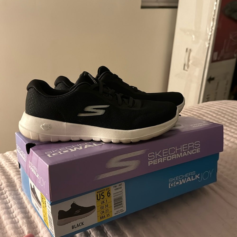 SKECHERS! Women’s shoes! Size 6